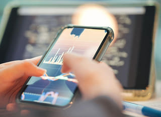 Investidor a analisar o processo claro de retirada e transferência de fundos