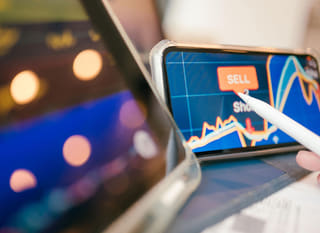 Profissional do mercado financeiro a examinar alternativas de Bitcoin, Ethereum e forex