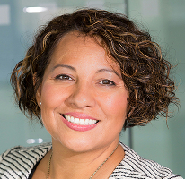 Claire Ashford em retrato, especialista financeira responsável pelo compliance
